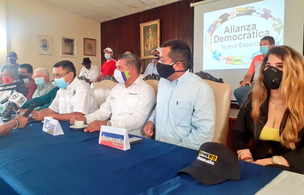 adnvaesparta's tweet photo. Rueda de Prensa de la #AlianzaDemocratica. Oscar David Hernández sec. gral. @adnvaesparta vocero ante los medios de comunicación. #21May 
.
#VolveremosAVivirMejor https://t.co/4mNIaeILJB