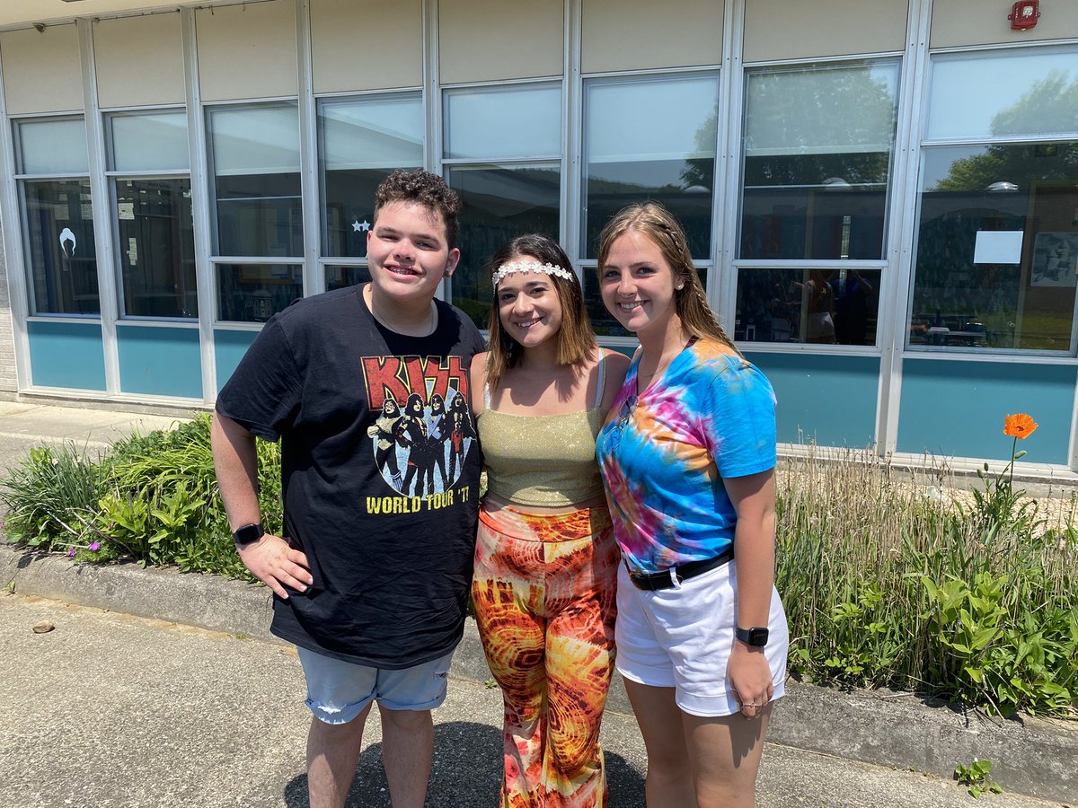 AaronRobb5's tweet photo. Grooving with a 70s theme on the last day of classes for #Wahconah Seniors! @WRHSclassof2021 @wahconahrhs https://t.co/OoHp2pbBMb