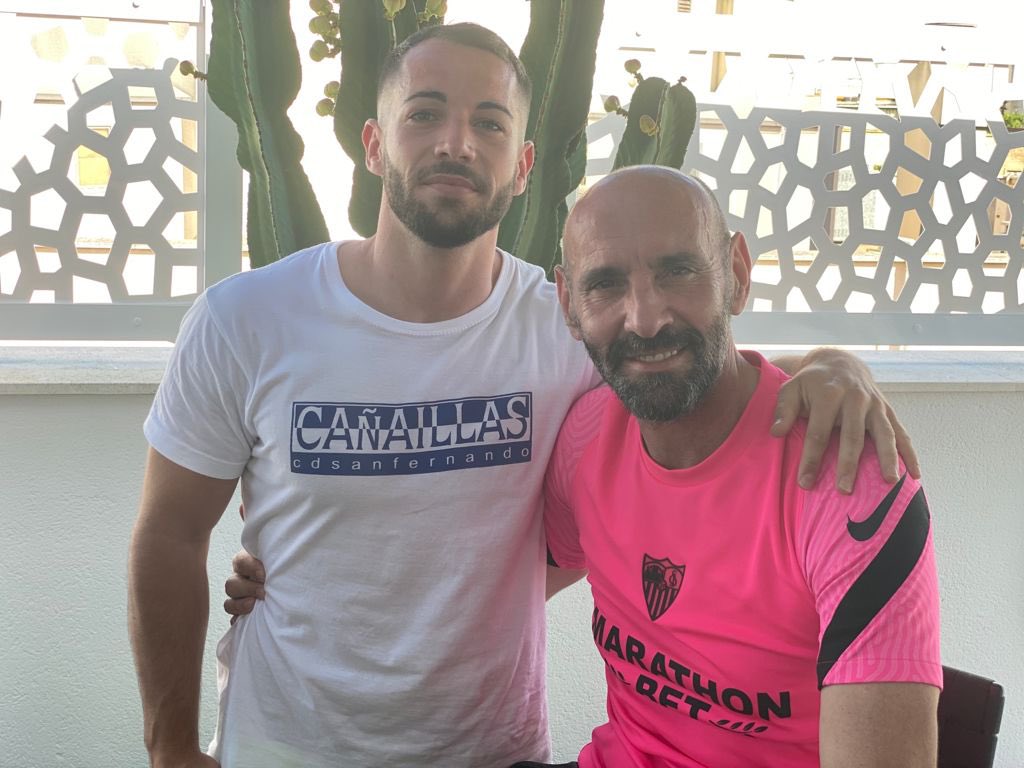 leonsfdo's tweet photo. Dos pasiones, Sevilla y San Fernando. Dos clubes @sevillafc @sanfernando_cd 
Muchas historias y muchas vivencias pero sobre todo…amor y devoción. 
Sangre de mi sangre @ale_monchi https://t.co/1NYvMv1fe4