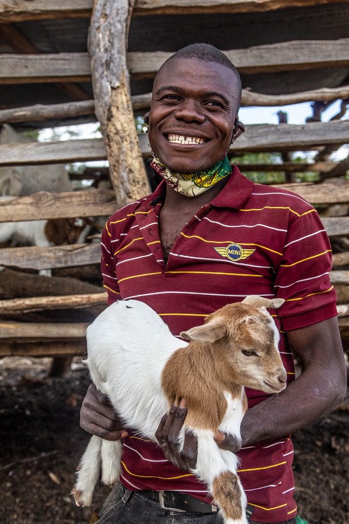 JenniferBitonde's tweet photo. @WFP supports smallholder farmers like Fabiano and Alice to grow nutritious crops and save part of their income through Savings for Change Initiative.

This year, Fabian and Alice used their savings to buy goats and to diversify their livelihoods beyond  agriculture 💪 https://t.co/8jwHOckFaw