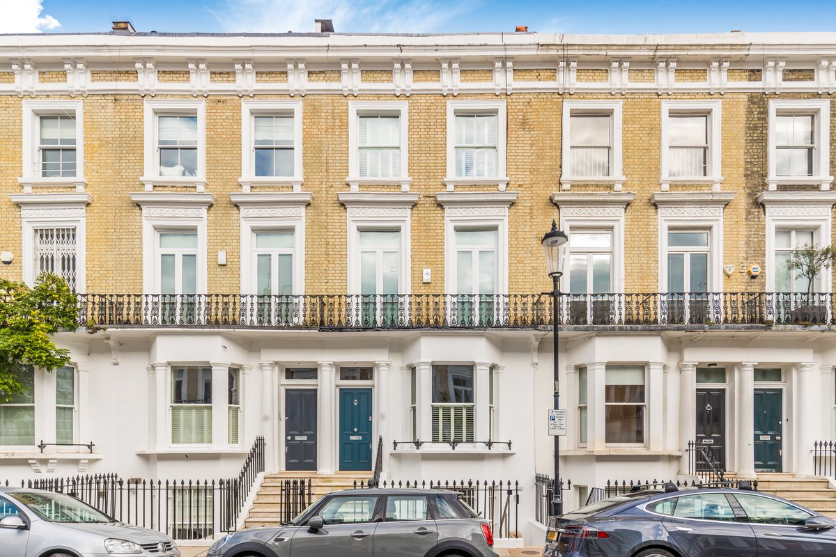 #HappyFriday - We have #justsold this beautifully presented and well arranged #familyhouse for the highest rate per sq/ft ever achieved on Langton Street. We have also set a #recordprice being the first to pass £4,000,000 for a property on the street #SW10 #jdw