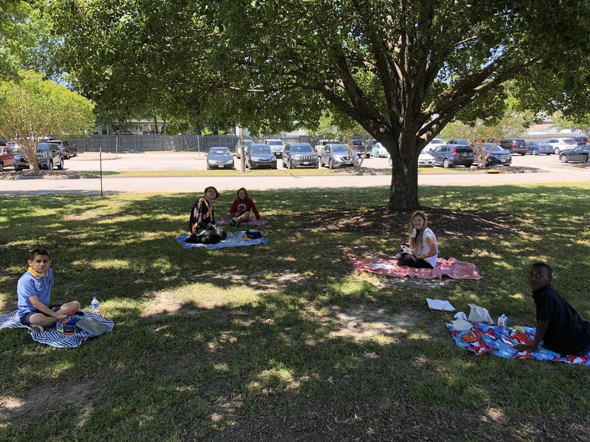 WellonsMadison's tweet photo. Picnic lunch on a beautiful Friday ☀️ @RosemontForest @bakers_bears https://t.co/YWeCJ6lNf4
