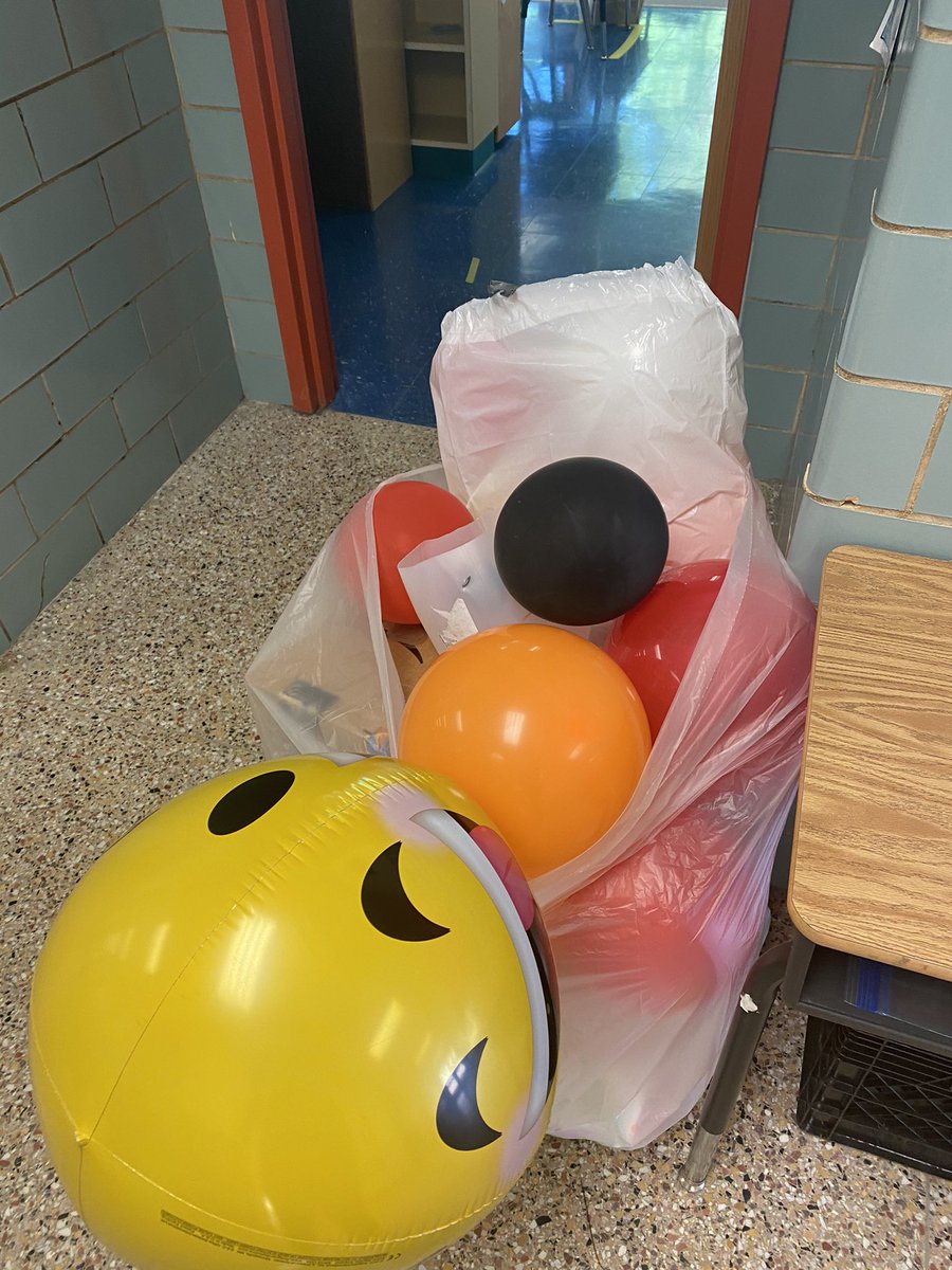 It was so much fun getting to do our traditional egg drop again this year! Look at all these different ideas🥚🥚#TuckahoeRocks @TuckPrinc <a href="/TuckahoeSchool/">Tuckahoe Elementary School</a>