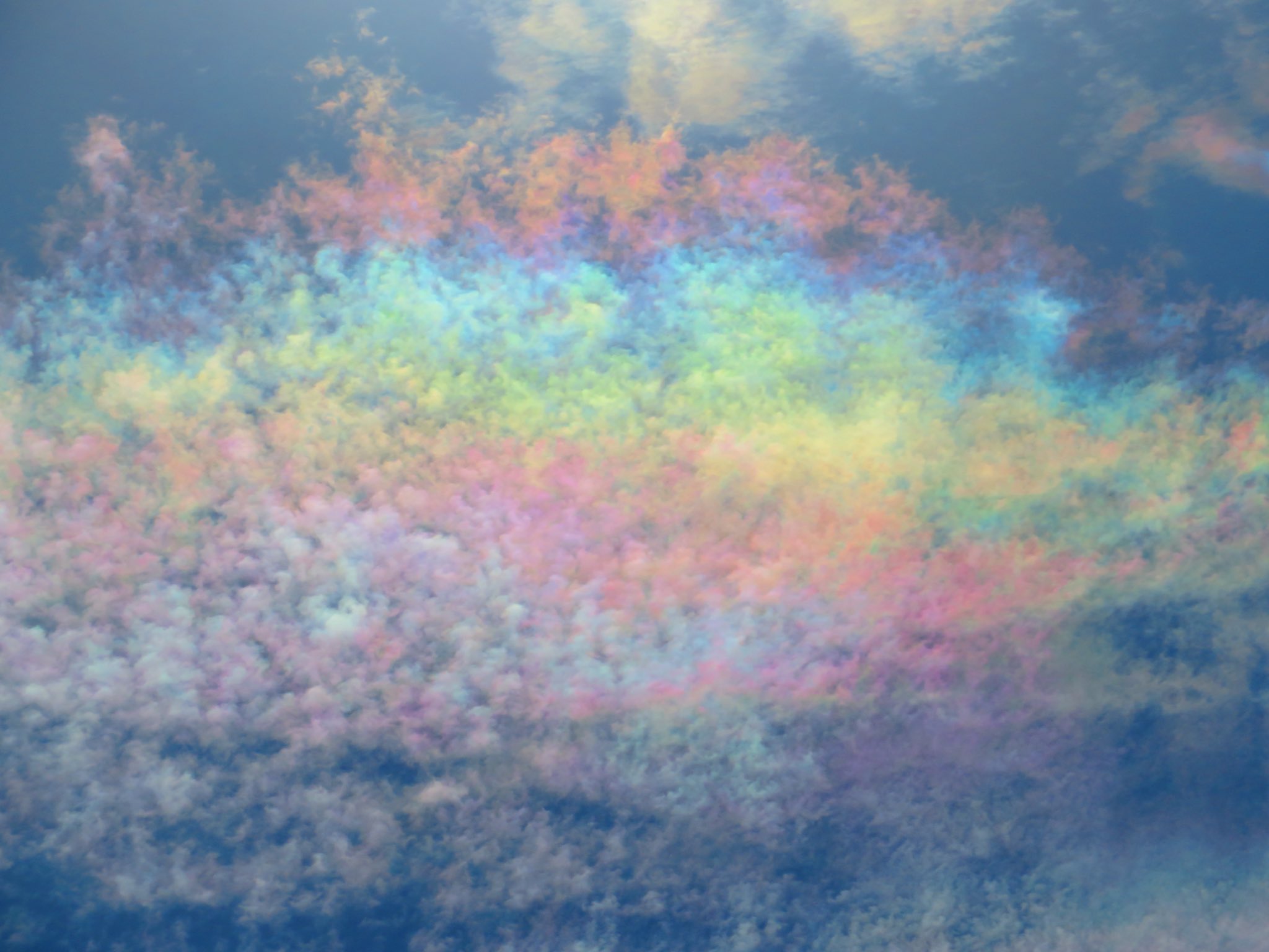 荒木健太郎 En Twitter Bump Of Chicken なないろ のmvで特筆すべきは 最初は晴れていた高い空が水蒸気多めな状況での雲発生の描写後にだんだん雲量が増えてきて 彩雲の現れやすい巻積雲が広がっていくというところ そしてジャケットも彩雲という 示唆が多すぎる