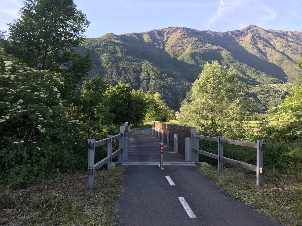 เลิกเรียน กลับทางเดิม แต่เพิ่มเติม เจอเขาอัดก้อนหญ้าเสร็จพอดี อดดู ก้อนใหญ่มาก