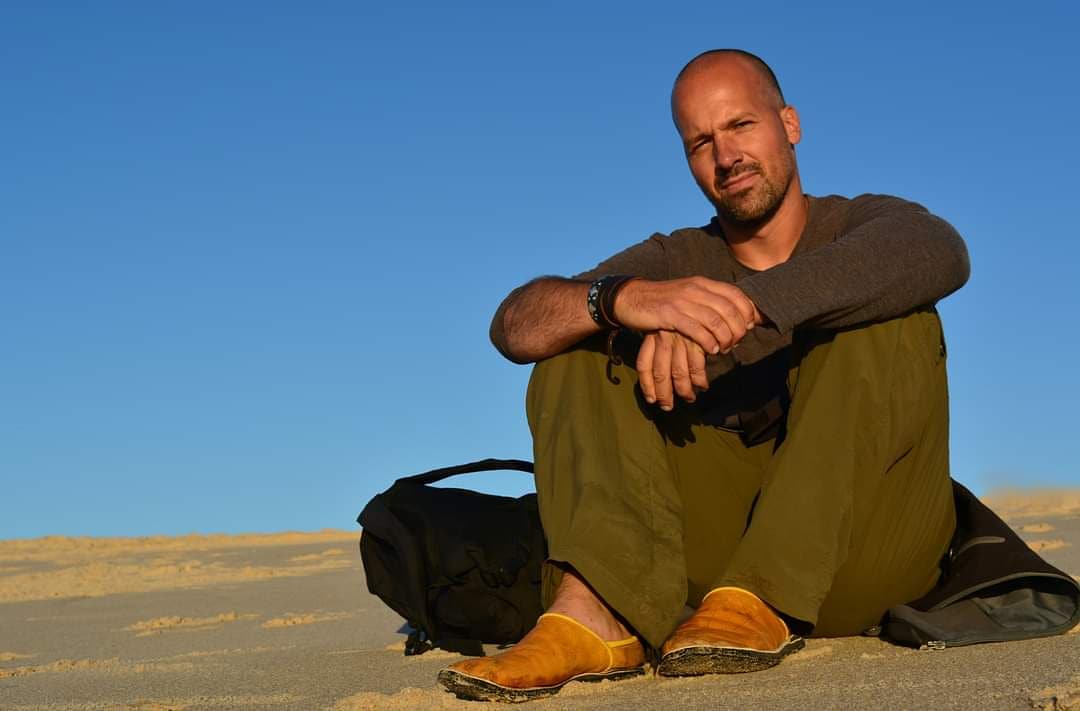 revistadevaneio's tweet image. 7️⃣ 👇 

João Sousa foi um dos entrevistados da devaneio 7. 
 
Formou-se em Linguística e passou alguns anos em Inglaterra, onde tinha uma vida rotineira e um trabalho regular. Decidiu mudar a sua vida para cumprir o objetivo de viajar de uma forma minimalista. 

#dev7