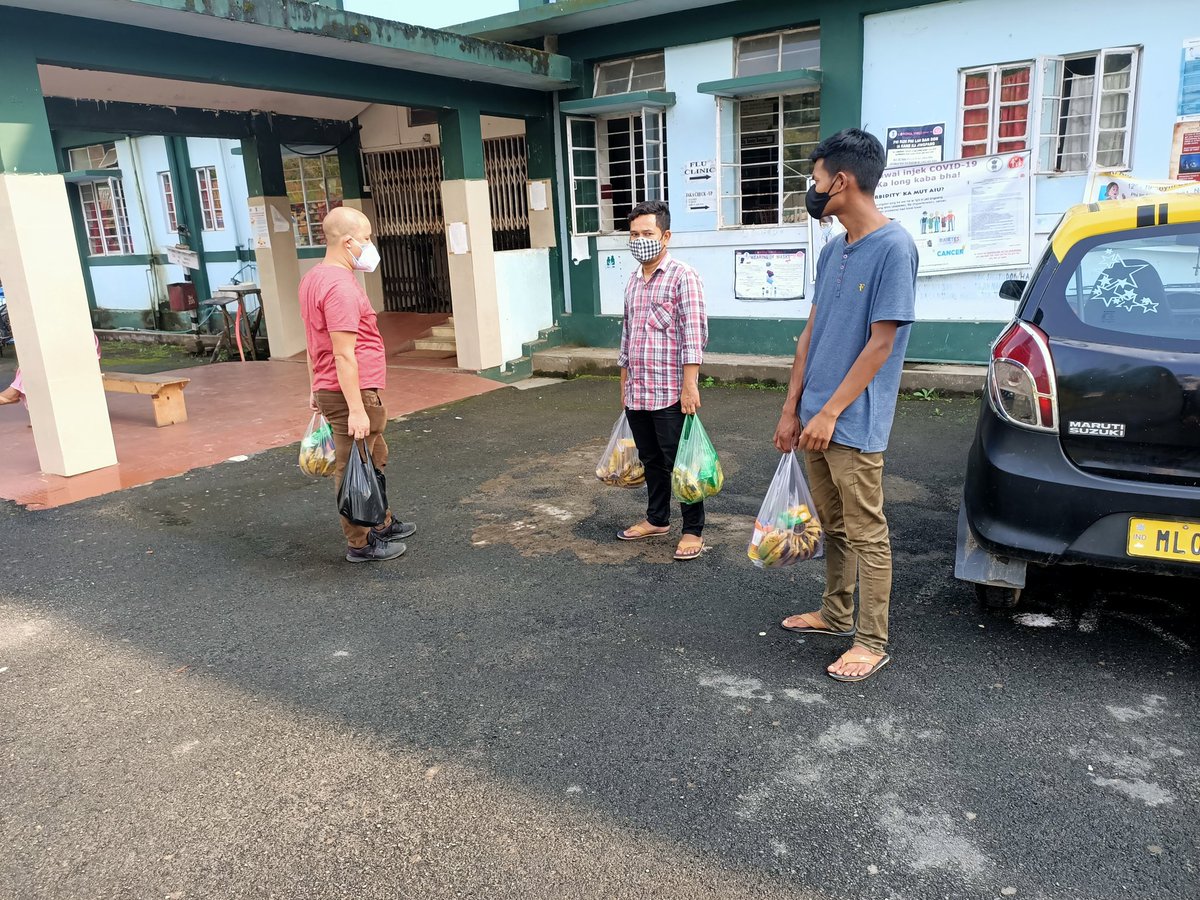 fernandez9dkhar's tweet photo. Distribution of help kit to the patients admitted in the CHC Riangdo and quarantine families. 
#RememberingRajivGandhi #IYCToolkit #SOSIYC 
@IYCMeghalaya @INCMeghalaya @IYC @INCIndia @drsumitdubey @richardmarak @srinivasiyc  @Allavaru https://t.co/oMvr49oIni