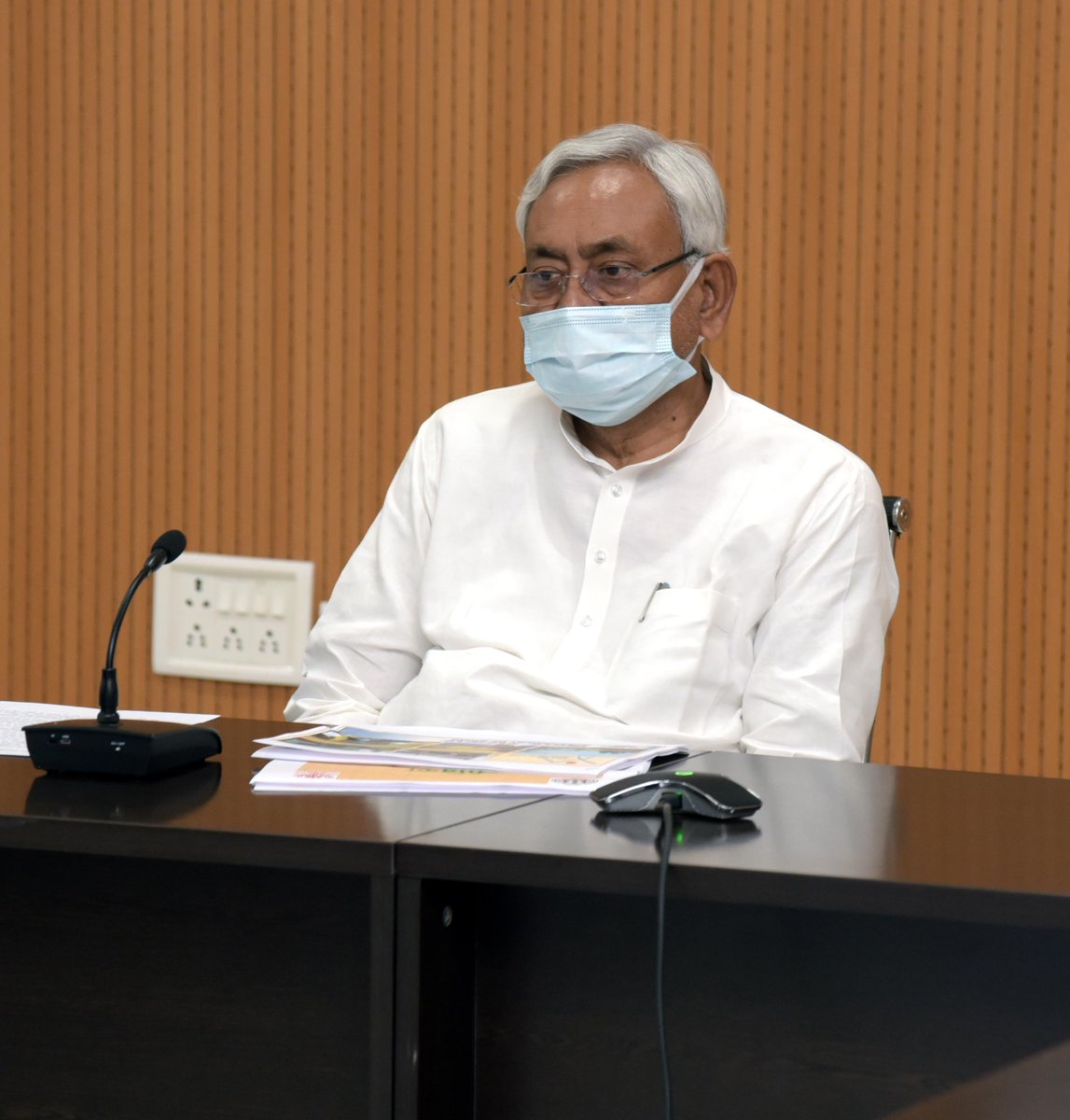 NitishKumar's tweet photo. मुख्यमंत्री ग्रामीण आवास योजना तथा प्रधानमंत्री ग्रामीण आवास योजना की समीक्षा बैठक कर अधिकारियों को आवश्यक दिशा निर्देश दिया। https://t.co/WzJ16uSpO2 https://t.co/157NnJlLqd
