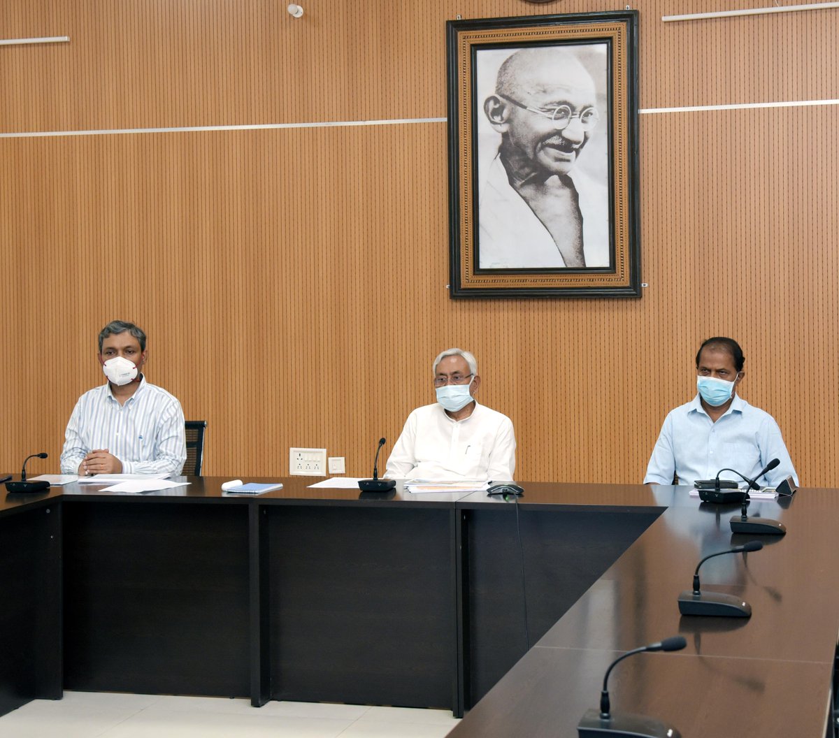 NitishKumar's tweet photo. मुख्यमंत्री ग्रामीण आवास योजना तथा प्रधानमंत्री ग्रामीण आवास योजना की समीक्षा बैठक कर अधिकारियों को आवश्यक दिशा निर्देश दिया। https://t.co/WzJ16uSpO2 https://t.co/157NnJlLqd