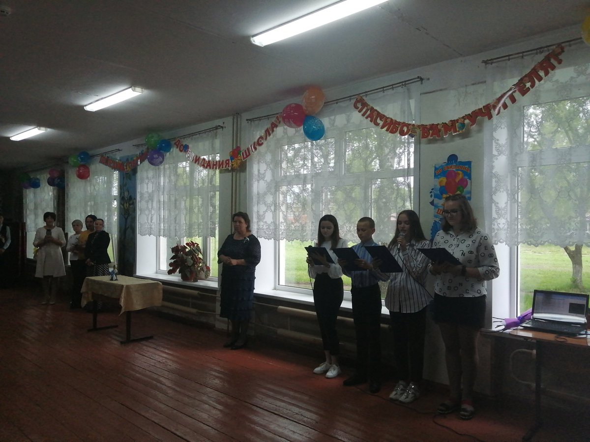 Сегодня прозвенел последний звонок для выпускников 9 класса.Успехов Вам,выпускники!