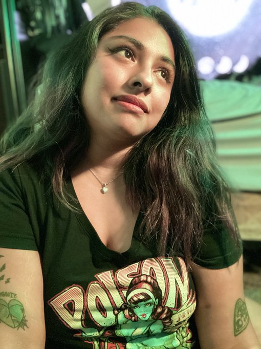 Playing around with different lighting. I love how these pics came out. 💕 https://t.co/m7nJ2UDlzu