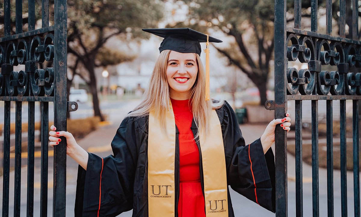 TexasScience's tweet photo. Zoe de Beurs graduates today from @DSHonors as a physics, astronomy & math triple major with an African & African Diaspora Studies minor.
Read about her unconventional path at
https://t.co/RlemmQVOgj
👀 watch her & other #CNSGrad21 students walk live at https://t.co/kpVzGzIzH4 https://t.co/KdQ3FJf5RV