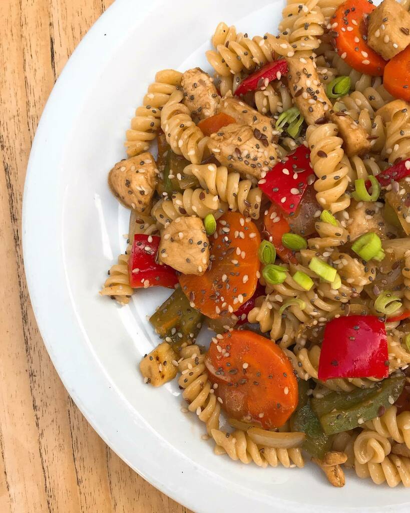 • Wok agripicante de pollo •
Llegaron los días grises y fríos y empezamos a incorporar platos con sabor a hogar.
Wok de pollo, berenjena, zapallito, zanahoria, morrones, jengibre, fideos, levemente picante.

Si estás por el barrio te lo alcanzamos, y… instagr.am/p/CPI_rGYs51S/