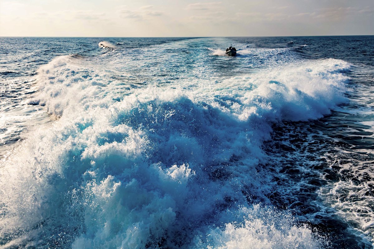 RoyalCanNavy's tweet image. It&apos;s Monday, but #WeTheNavy are going to keep riding the long weekend wave 😎

📷: Members of NTOG aboard #HMCSCALGARY ride a Rigid Hull Inflatable Boat during Operation ARTEMIS and part of Combined Task Force 150, on May 2, 2021.