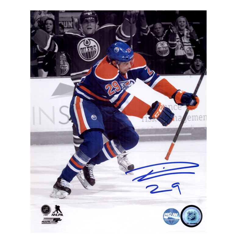 ProAmSports's tweet photo. Game Day Giveaway is LIVE!

We pulled this signed 8x10 of Leon Draisaitl scoring his 1st NHL Goal out of the #PASVault!

For a chance to win:
1) Follow @ProAmSports AND @FanCaveCA 
2) Retweet/Like This Tweet
3) Tag a friend below!

Contest ends Monday (5/24) night after the game! https://t.co/ZDD41bYS2S
