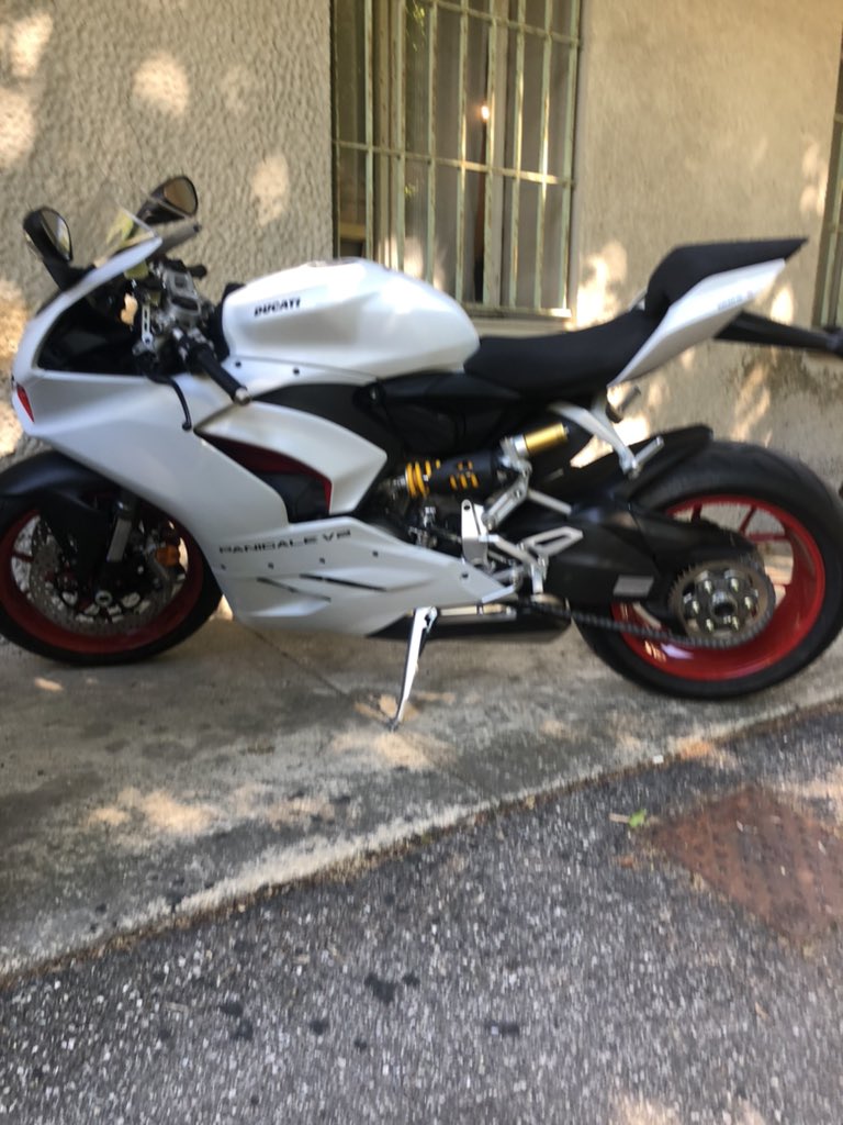Ho comprato la moto. Ed ora sono assalito da un dilemma tipicamente femminile: “Cosa mi metto?”