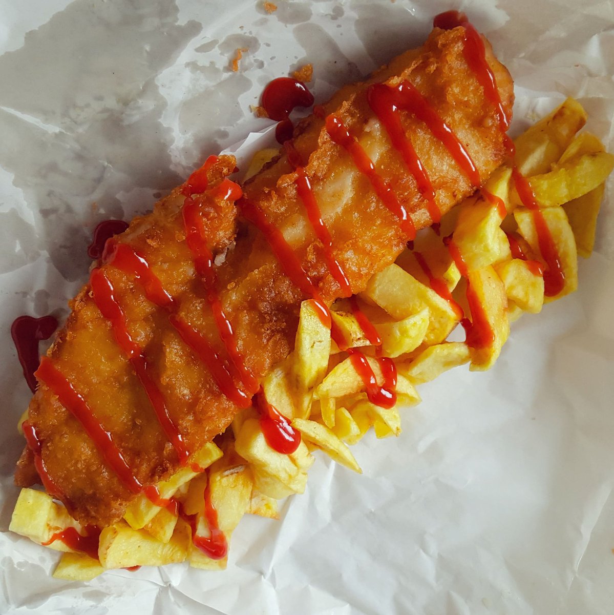 Happy Friday People!! 🙌
Some Fish 'N' Chips after my first week at the Gym!! Hope everyone has a good weekend!! 💪😎

#friday #happyfriday #fridayvibes #fridayfeeling #fatfriday #weekend #fish #chips #fishandchips #ketchup
#redsauce #food #britishfood #classicfood #gym #gymlife