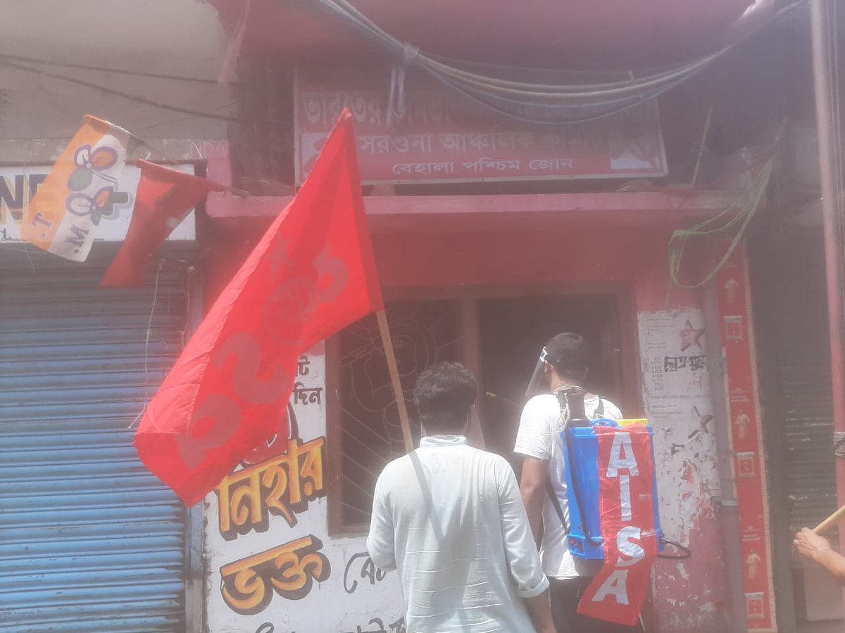 CBehala's tweet photo. আজ CPIML লিবারেশন সরশুনা-শিবরামপুর ব্রাঞ্চ কমিটি ও বেহালা AISA RYA COVID VOLUNTEERS টিমের পক্ষ থেকে বেহালা পশ্চিমের 127 নম্বর ওয়ার্ড এর সরশুনা বাজার, সতিন সেন পার্ক, ট্যাক্সি স্ট্যান্ড, তিনটে রিকশা স্ট্যান্ড,বিভিন্ন দোকান ও বাড়িতে স্যানিট���ইজেসন করা হলো।

#AISA_COVID_VOLUNTEERS https://t.co/FoUZzMawic