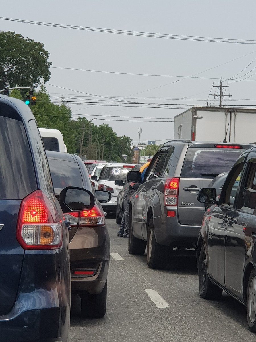 JAProsperity's tweet image. This is very intimidating, quite scary!

What, if anything can be done @JamaicaConstab? 

#HopeRoad / #TrafalgarRoad / #WaterlooRoad. So many of them at once rushing to people&apos;s cars. I can just imagine a visitor to the Island&apos;s scare when they experience this

Not acceptable