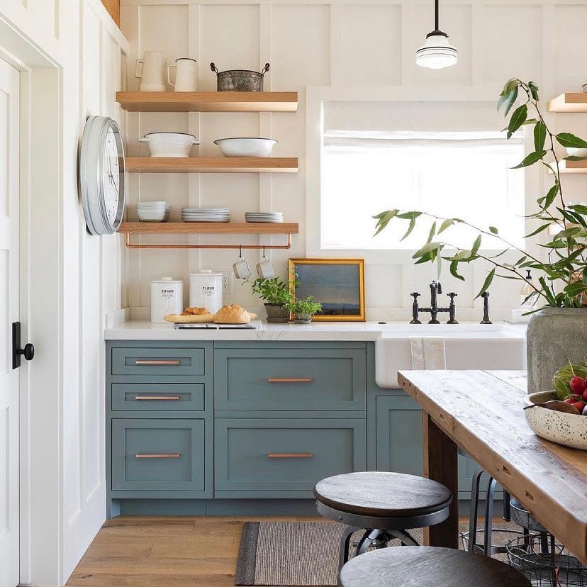 We love this use of @farrowandball’s “Oval Room Blue” for the kitchen cabinets! Adding colour in the kitchen is a fun way to add warmth and character 🎨 🏡 
Design credit: @eightynineoak 
#ygk #interiordesign