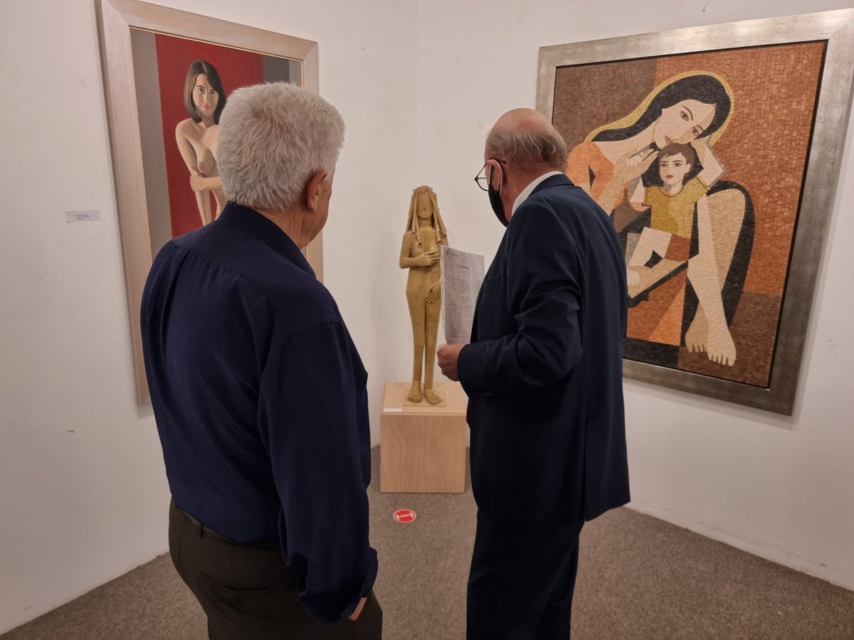 Είναι μεγάλο χάρισμα να μπορεί κάποιος ειδικά στις μέρες μας να διακρίνει και να αποτυπώνει με τόση καθαρότητα την ομορφιά και το φως. 
Ο Γιώργος Κοτσώνης μάς έχει χαρίσει υπέροχα πορτρέτα, τοπία, ψηφιδωτά σφραγίζοντας τη σύγχρονη κυπριακή τέχνη.
Καλή επιτυχία στην έκθεση του!