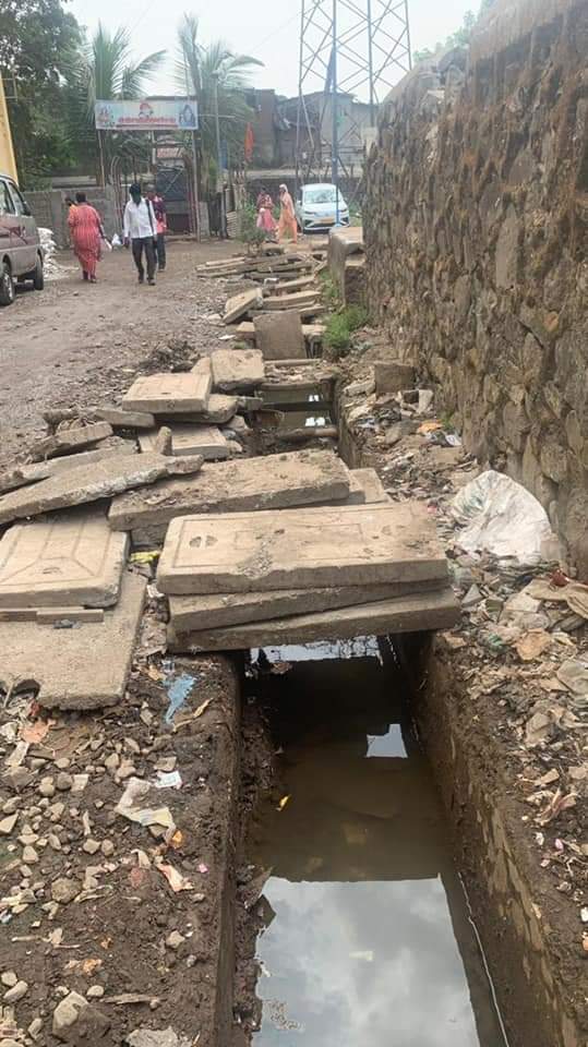 Mankhurdgovandi's tweet photo. मानखुर्द लल्लूभाई कंपाउंड  वॉर्ड क्र.142 येथील महानगरपालिका चे मोठया प्रमाणात दुर्लक्ष राहीवाश्यांची कोंडी.
 गेल्या 5 वर्षांपासून इमारत क्रमांक 3,4,5,6 ह्यांच्या उजवीकडील असलेल्या नाल्याचे प्रवेशद्वार बंद केले आहे।
@mybmcWardME @mybmc @mybmcPHD #Mankhurd https://t.co/CLiut2XOzy