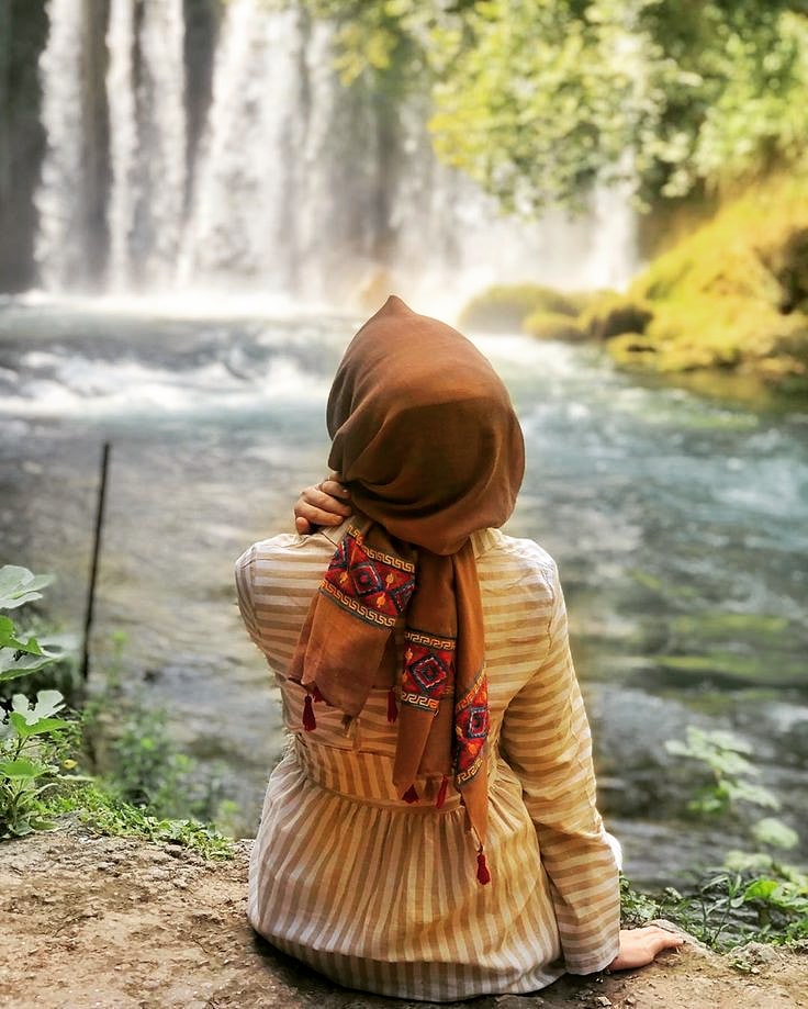 ahiretligim_61's tweet photo. ——
"Insan, diyorum; öyle #Durduk yere soğumuyor hayattan ve insandan. Susuyor ve sustukça birikiyor ve sonra ya içindekileri haykırıyor ya da sessizce uzaklaşıyor. Herkesten ve her şeyden." https://t.co/6X6NKj7EPa