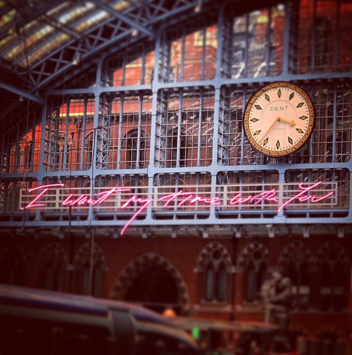 NotSoThin_Lizzy's tweet photo. Seeing this never gets old ❤️ #iwantmytimewithyou #stpancras #tracyemin #goinghome https://t.co/w1S7ETgb85