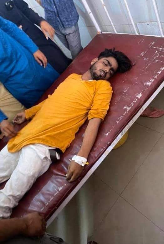 AamirAnwar123's tweet photo. यूपी पुलिस ने उन्नाव में पुलिस हिरासत में फैसल की पीट-पीट कर हत्या कर दी थी। उसका गुनाह सिर्फ इतना था कि वह लॉकडाउन में सब्जी बेच रहा था। 
सब्जी बेचना इतना बड़ा गुनाह तो नही था?

जिसको जैसे मौका मिलता है, वो अपनी नफरत को दिखाता है।
सड़ा हुआ समाज ??

#JusticeForFaisal https://t.co/MSb6WtMWvq