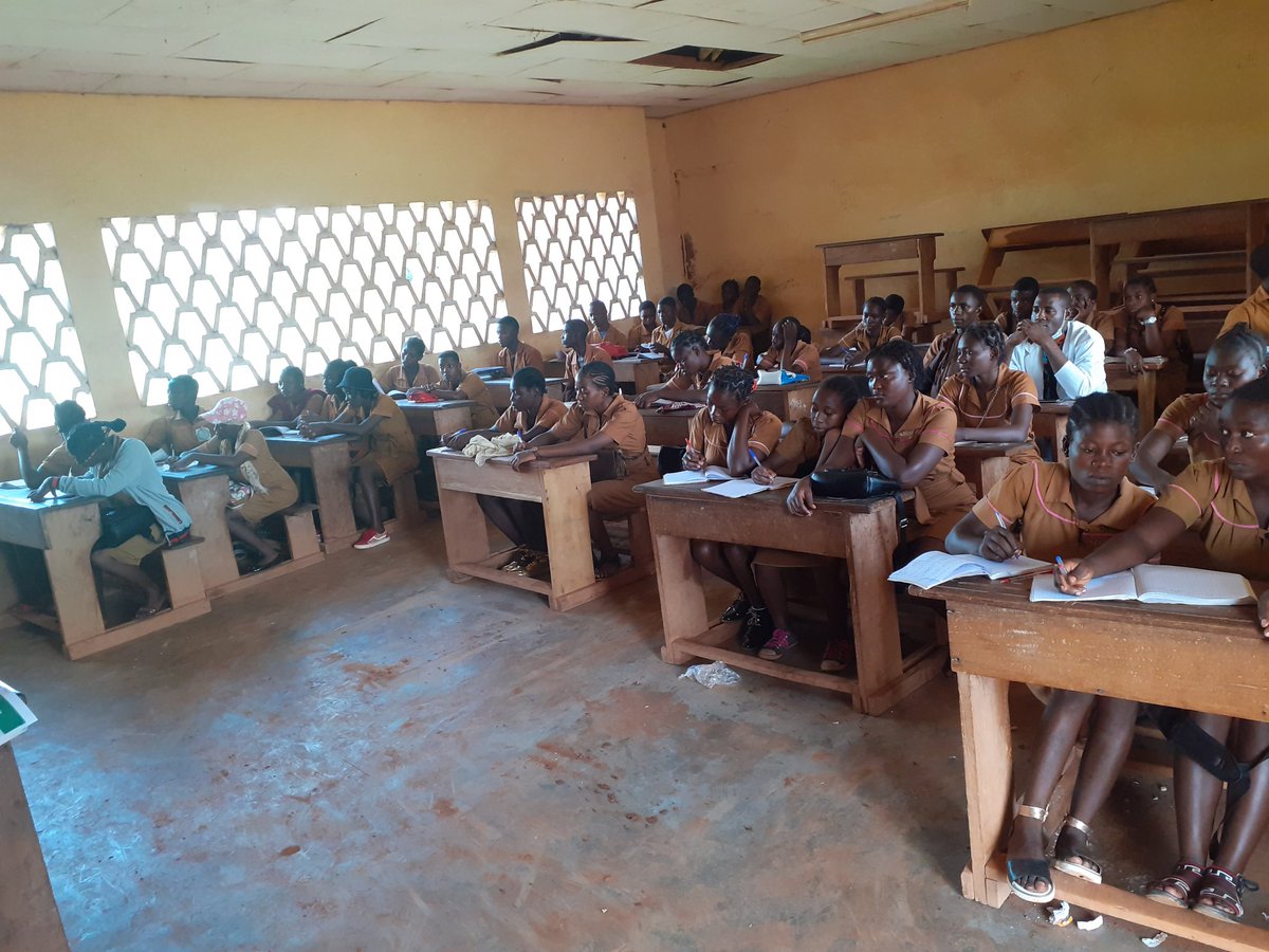 zenunetwork's tweet photo. On Wednesday, May 19th, 2021, a conference-debate was held at the Bilingual High School in Nkoteng on the theme "Youth and moral reorganization: fight against violence, trafic and consumption of psychoactive substances in schools".

 This conference was moderated by a panel..
1/. https://t.co/Y66BzHaFez