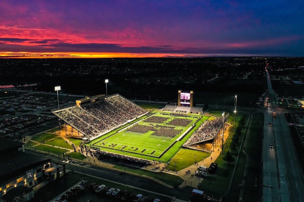BAHSTigers's tweet photo. What an amazing night! Congrats BAHS Class of 2021, we are so proud of you! 

📷 by Shaun Hill of @ArrowVisionBA. https://t.co/vbNkJDxGJ7