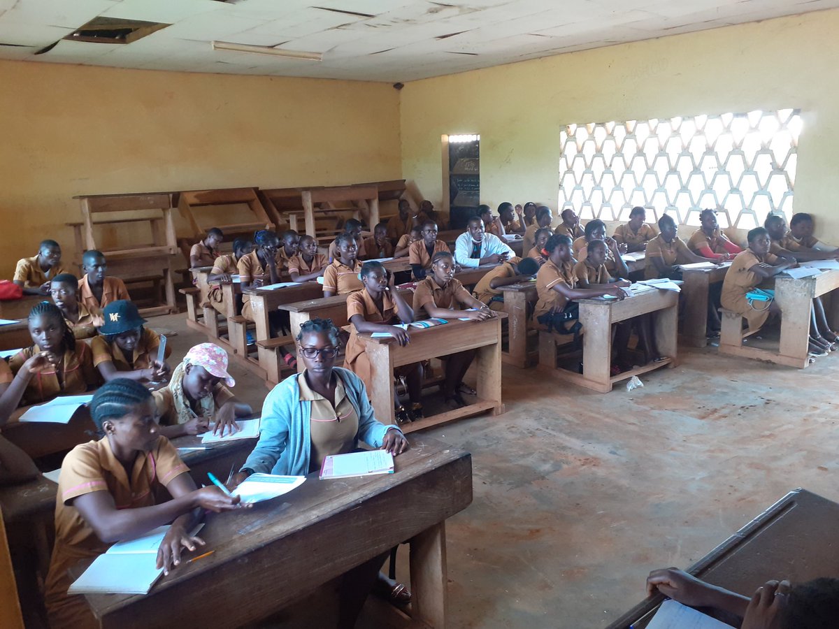 zenunetwork's tweet photo. On Wednesday, May 19th, 2021, a conference-debate was held at the Bilingual High School in Nkoteng on the theme "Youth and moral reorganization: fight against violence, trafic and consumption of psychoactive substances in schools".

 This conference was moderated by a panel..
1/. https://t.co/Y66BzHaFez
