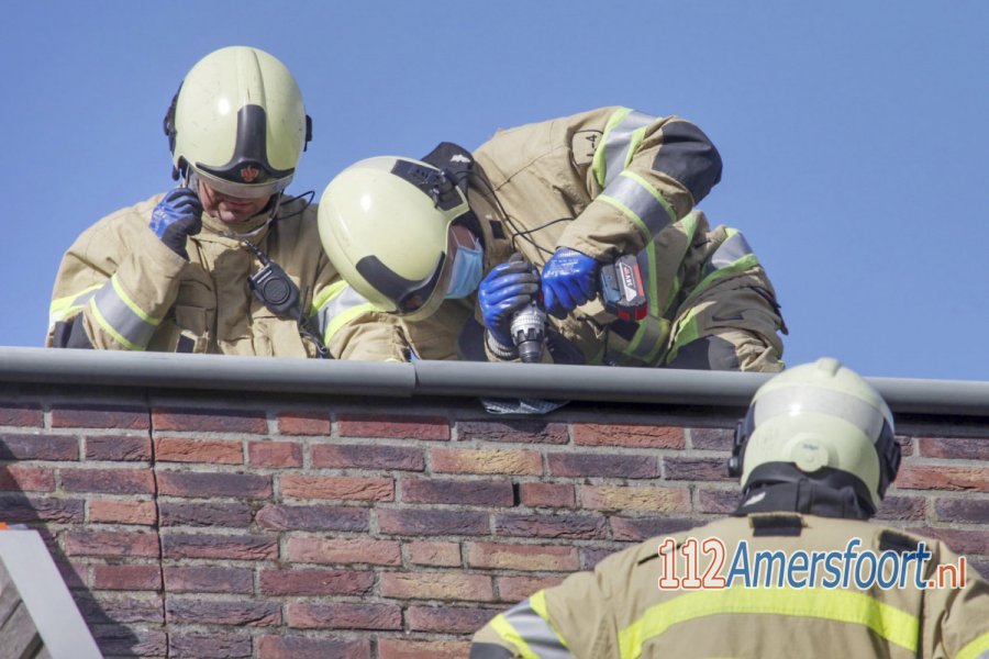 Dakbedekking van woning in Vathorst laat los door het stormachtige weer. 112Amersfoort.