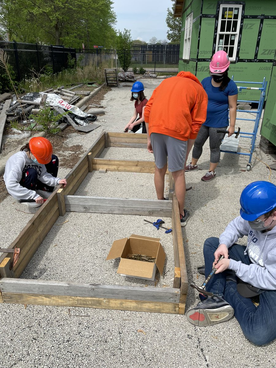 KitConstruction's tweet photo. 4th quarter projects and in person building!!  @shelley_gates @Kaiser207 @curtisPLTW @ETHSWildkits @ETHSfoundation @PeteBavis @marcusacampbell https://t.co/dvByTWs37X