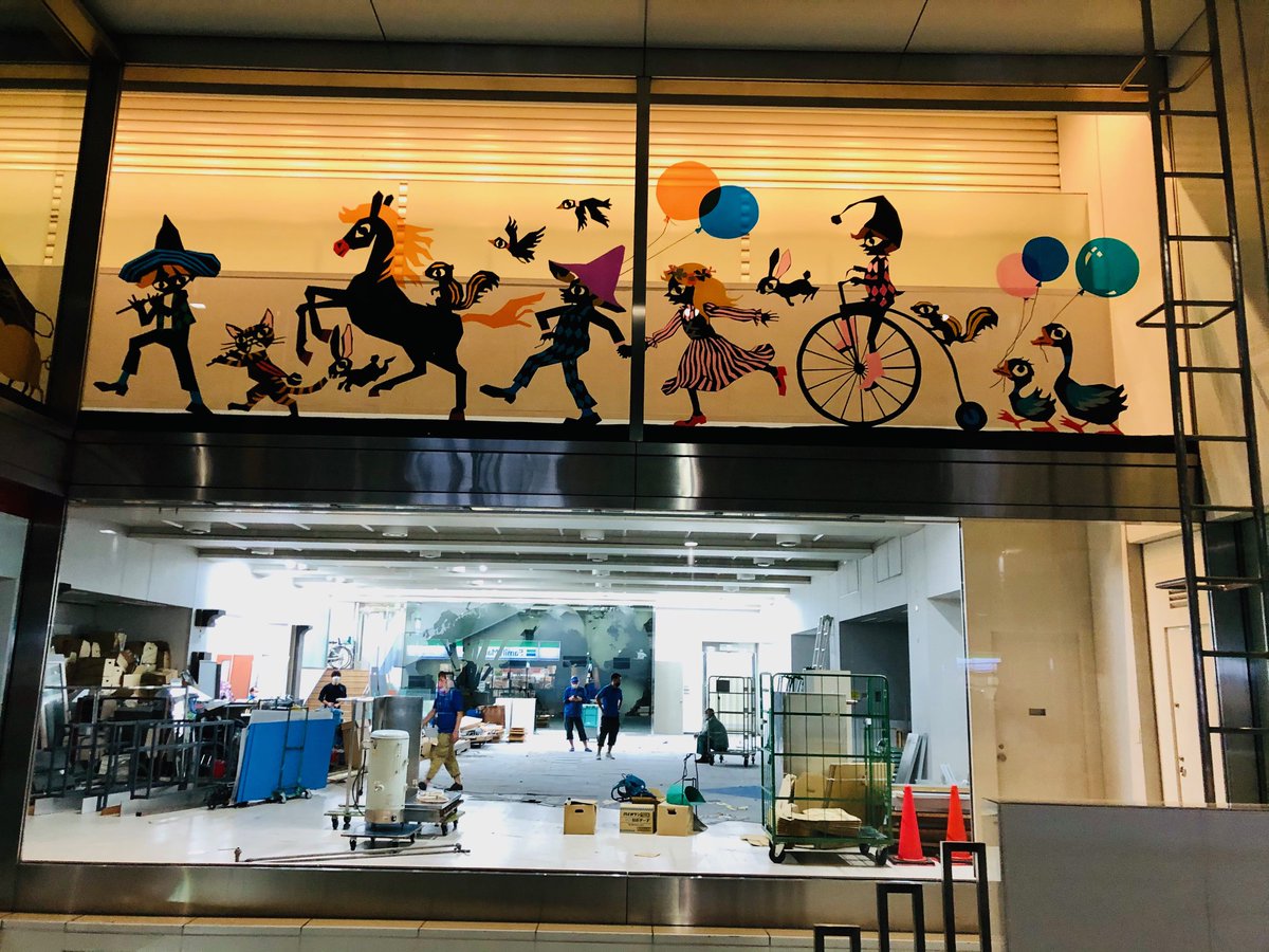 いしかわこうじ 絵本作家 On Twitter 僕もメインバンクにしている三菱ufj銀行の渋谷中央支店 店舗統合のため オフィスの転出作業をしていました 奥行き すごく広かったんだなあ 巨大な金庫もあると思いますが それも撤去されるのでしょう 2階窓にある 藤城