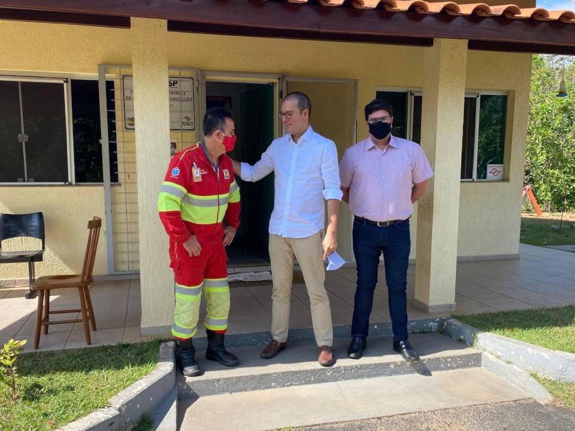 alexdmadureira's tweet photo. 🛣 A caminho de Mococa fizemos uma parada no posto policial para cumprimentar o amigo Nilson Nascimento, que trabalha como socorrista e também atua politicamente para auxiliar o município na melhoria da saúde e segurança pública. #Mococa #MococaSP https://t.co/jCdIMFQRtZ