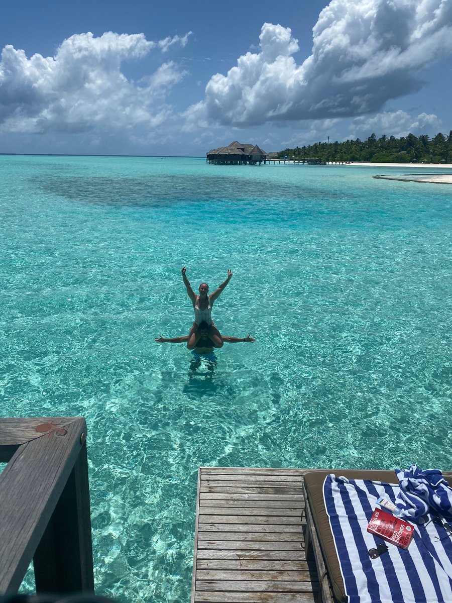 candicerules's tweet photo. living our best life before @qatarairways ruined my honeymoon. https://t.co/lKYOYH9VQ2