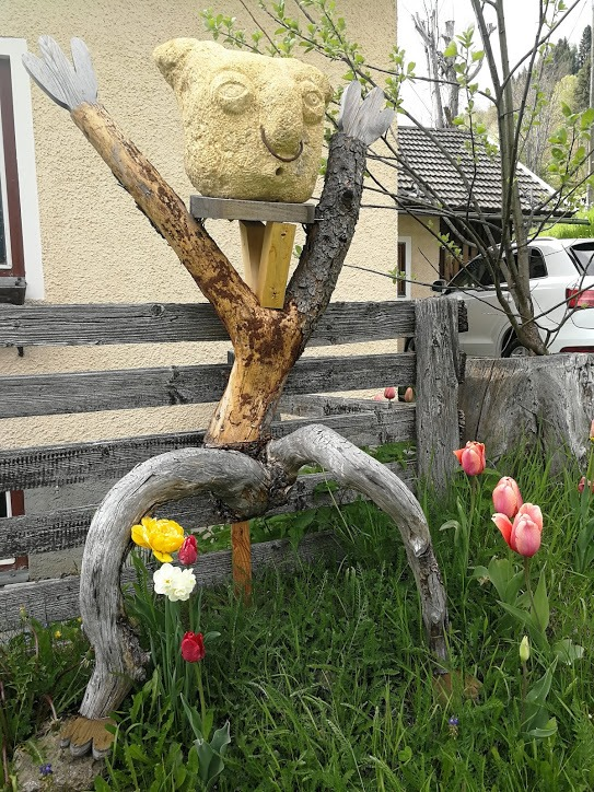 Ab und zu betätige ich mich als "Künstler". Der Sandsteinkopf stammt von mir.