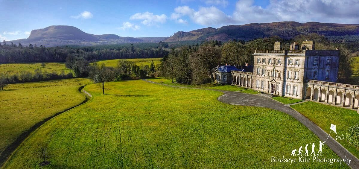 BirdseyeKite's tweet photo. Surrounded by trees, it was not an easy shot.
#FlorenceCourtHouse with #Benaughlin #Fermanagh photographed from my #Kite https://t.co/Lplr3D43vN