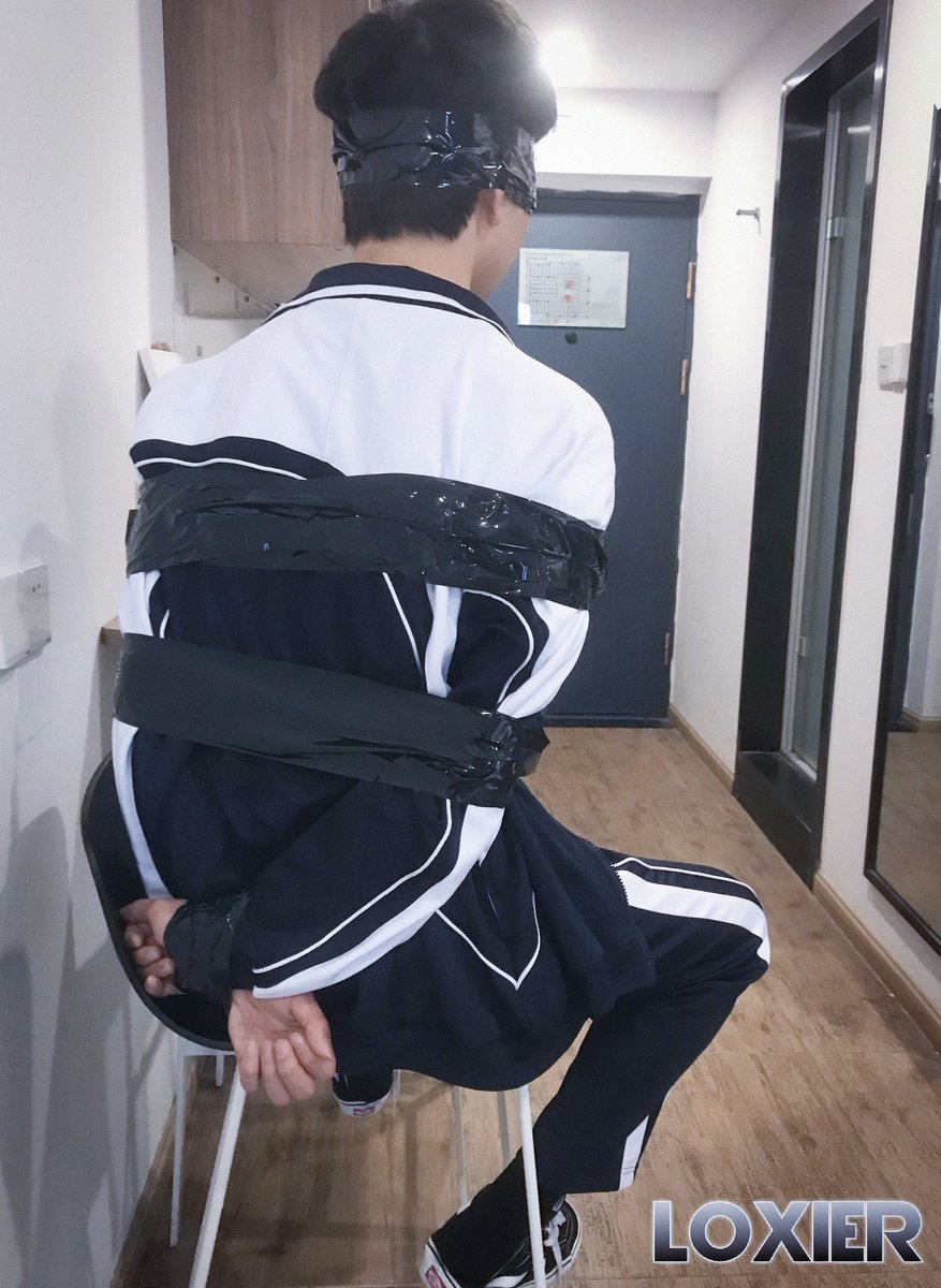 Loxier2021's tweet photo. 失踪名单上的男孩(2)

从朦胧中恢复意识的男孩尝试着转动手腕 才瞬间发现自己的双臂已经被黑色胶带紧紧缠绕 几乎是下意识的 "救命！"从他的口中脱口而出 "闭嘴！"一个低沉的声音响起 男孩的声音被口中的黑色圆球戛然而止 "玩具不配说话" 随着重重的关门声 男孩的无助的���息在空旷的房间蔓延。

#捆绑 https://t.co/cbuLkY1CaL