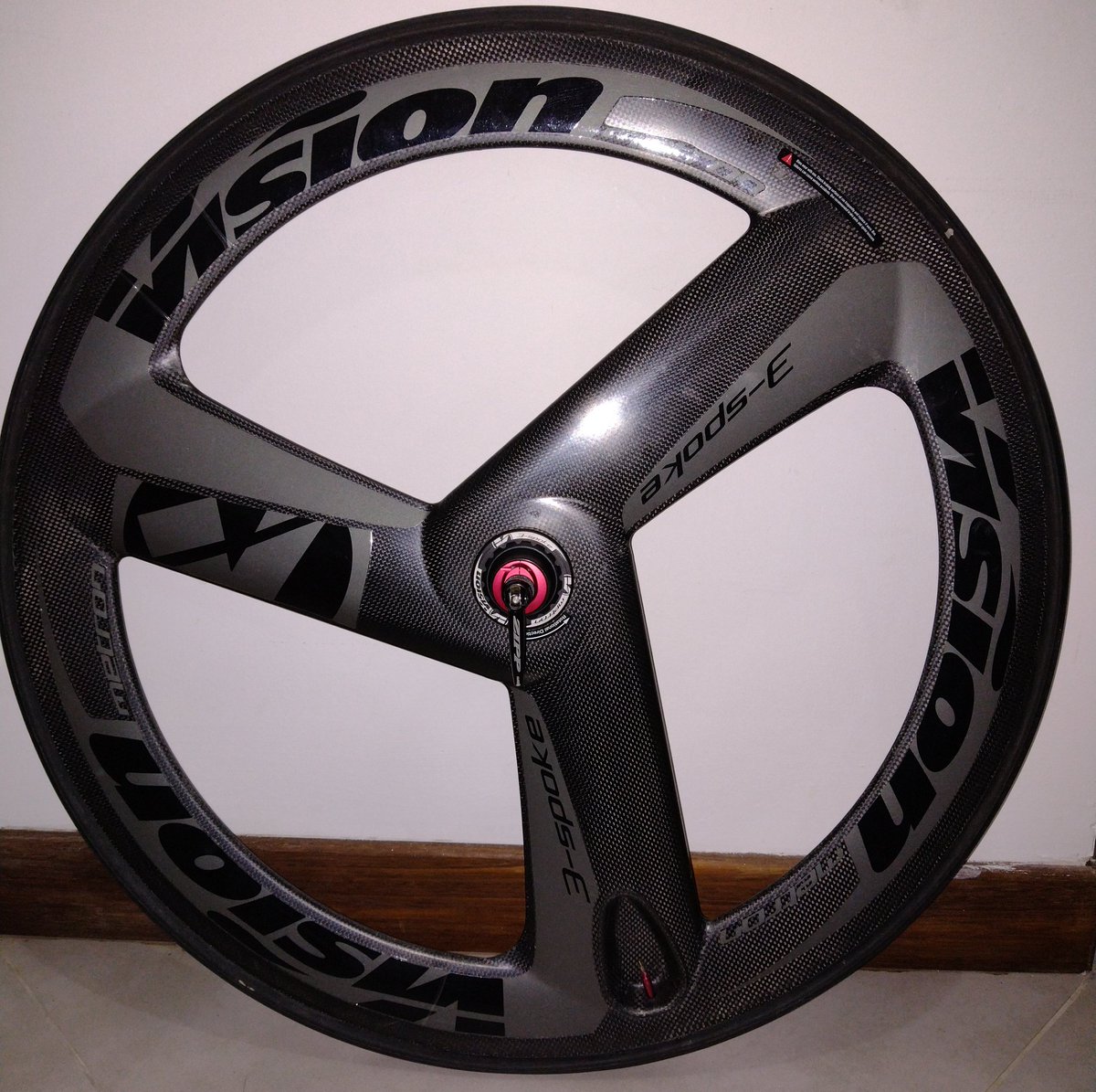 Vendo rueda delantera visión metron 3 spoke para ruta y pista, tubular victoria Corsa. Muyyyyy poco uso.