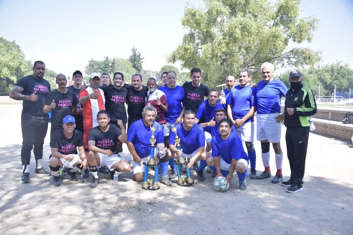 FDist3's tweet photo. Fomentaremos las actividades recreativas y daremos mantenimiento a los centros deportivos para que los vecinos puedan disfrutarlos en familia. ¡Por una vida más sana! Gracias amigos de la #generación_2005 por el partido. @rmenendezr  #FuerzaXMexico #Azcapotzalco https://t.co/IabScY6CVq