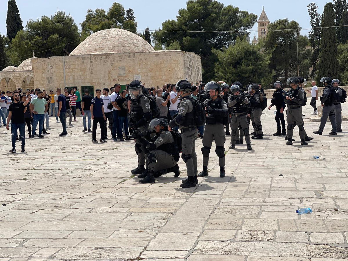 iamkarela's tweet photo. The Israeli army entered Al-Aqsa Mosque despite the ceasefire, and used grenades and tear gas on worshipers at Al-Aqsa Mosque.

#ISRAELBREAKSTHETRUCE #PalestineWins #ceasefire #IsraelTerrorists https://t.co/T4vLjsufuv