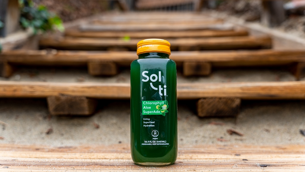 Fresh pure lemonade with the added flavor and benefits of chlorophyll and aloe 🌿 Perfect for digestive health and skin rejuvenation ✨⁠ ⁠ #Chlorophyll #Aloe #DrinkSolti #LetYourselfShine
