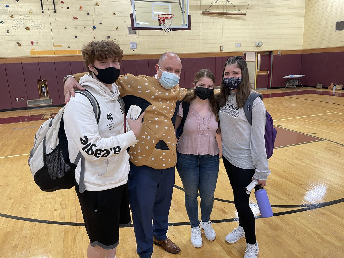Another great day celebrating our Class of 2021!  Thanks to our wonderful PFA for the delicious pretzels! #pretzelman  #kppride <a href="/CoreyMammolito/">Corey Mammolito</a> @drkarenless