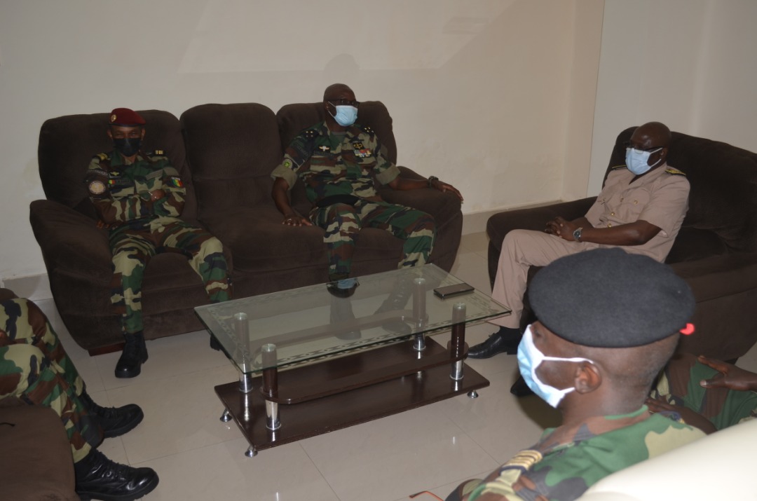 CHEFDIRPA's tweet photo. En visite de prise de contact ce 21 mai 2021 en ZM 5,  le général de CA Cheikh WADE, CEMGA, s'est entretenu avec le Gouverneur de Ziguinchor et visité les unités à Bignona et Ziguinchor oú il s'est recueilli sur les tombes des militaires disparus à Babonda et Mandina Mancagne. https://t.co/UE81DAIX4m