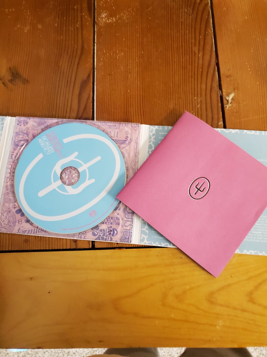 comisicz's tweet photo. best purchase of my life 100/10 worth the money ❤❤ @tylerrjoseph @joshuadun @twentyonepilots #ScaledAndIcy #SAI #TwentyOnePilots #scaledandicyalbum https://t.co/ihpN5fEVzr