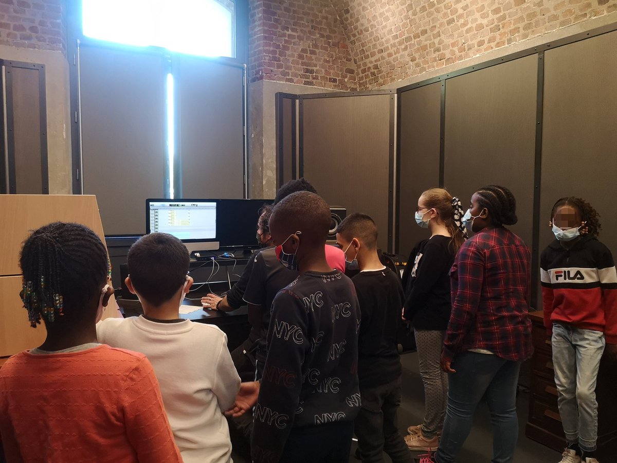 Lundi c'était une première grande étape du projet "Beds are burning" avec le @CEMLeHavre et la #CitéEducative  : nous avons enregistré les voix et les percussions ! Beaucoup de concentration et un super moment !👌👏🎤🎶