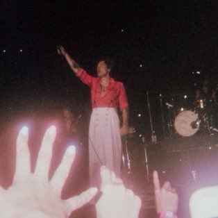 LTHSFEATURES's tweet photo. Interact with this tweet if you miss Harry Styles on tour https://t.co/PPQsxuGqYb