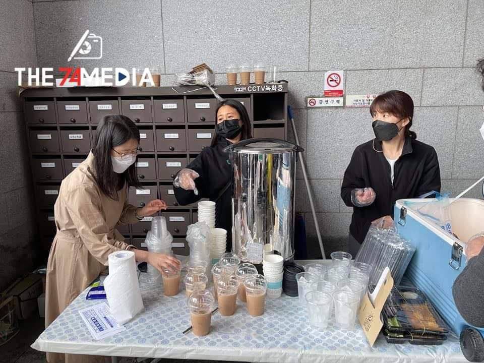 Myanmar nationalities from S-Korea were seen organizing Fundraising campaigns and boosting awareness of the Revolution.  #WhatsHappeningInMyanmar  #May21Coup  #GlobalArmsEmbargo